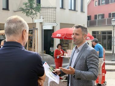 Landtagskandidat Daniel Haas im Gespräch mit Bürgern